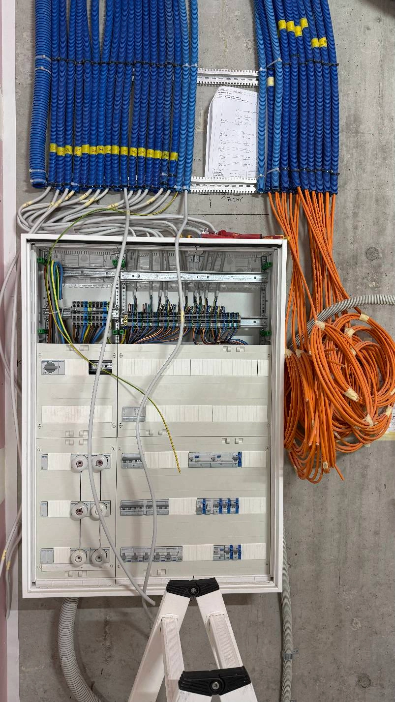 Technische Installation für ein Loxone Smart-Home-Projekt